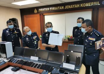 ABDUL Majid Mohd. Ali (dua kiri) menunjukkan gambar-gambar suspek yang berjaya dicekup dalam serbuan baru-baru ini membabitkan kes penipuan pelaburan saham dalam talian membabitkan warganegera China dalam sidang akhbar di IPK Melaka, Bukit Beruang, Melaka. UTUSAN/ DIYANATUL ATIQAH ZAKARYA