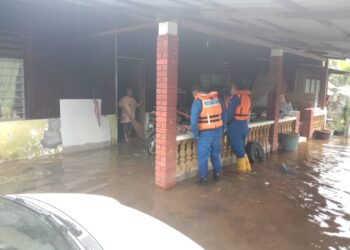 ANGGOTA APM sedang memantau lokasi banjir rumah penduduk di sekitar Kuala Selangor.