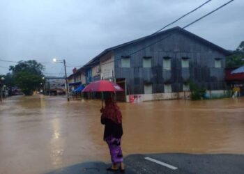 KEADAAN di pekan Sungai Lembing yang dilanda banjir kilat awal pagi ini.