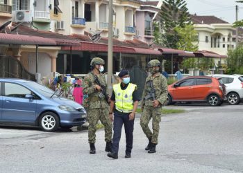 ANGGOTA tentera dan polis melakukan rondaan di Taman Pinji Mewah berikutan pelaksanaan PKPD di kawasan perumahan itu di Ipoh. - UTUSAN/ZULFACHRI ZULKIFLI