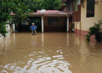 RUMAH penduduk dinaiki air di Felda Kota Gelanggi 1 di Jerantut.