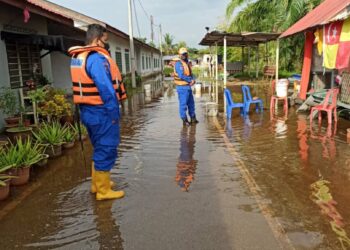 ANGGOTA APM sedang memantau lokasi banjir rumah penduduk di sekitar Kuala Selangor, Selangor, hari ini. 
  