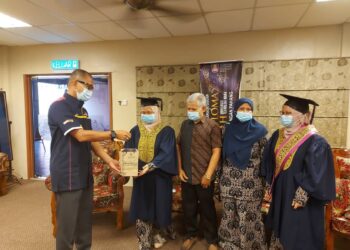 MOHD. Ilham Adenan (kiri) menyampaikan cenderamata kepada graduan Universiti Teknologi Mara (UiTM), Norsyazwana Mohd. Ramly selepas majlis penganugerahan diploma dan ijazah secara janji temu di UiTM Pahang di Jengka, Maran hari ini.