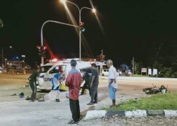 KEADAAN kemalangan di Kilometer 2, Jalan Melang-Kuala Pilah, berhampiran persimpangan lampu isyarat HTAN, dekat sini, malam semalam yang menyebabkan seorang anggota polis, Lans Koperal Muhammad Hamidi Fikri Mohd Safry mengalami kecederaan parah namun kemudiannya meninggal dunia ketika mendapatkan rawatan di unit kecemasan HTAN.