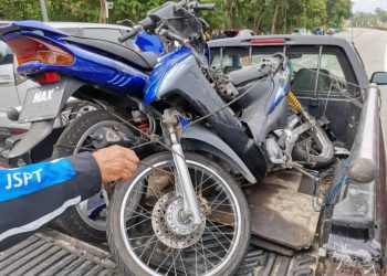 MOTOSIKAL jenis Honda Wave yang ditunggang seorang tukang kebun dalam kemalangan maut di persimpangan lampu isyarat Lebuh AMJ, Simpang Ampat, Alor Gajah. -UTUSAN/ DIYANATUL ATIQAH ZAKARYA