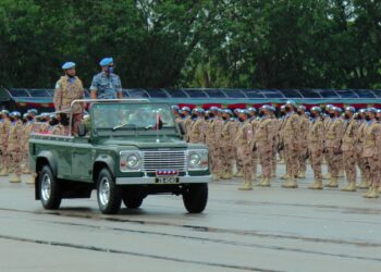 AFFENDI Buang memeriksa kawalan hormat anggota Malbatt 850-7 di Pusat Latihan Asas Tentera Darat (Pusasda) Port Dickson hari ini.-UTUSAN/ZAKKINA WATI AHMAD TARMIZI.