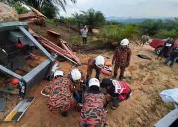 Anggota bomba mengeluarkan mayat mangsa yang dihempap jengkaut di Felda Keratong 7 di Rompin semalam.