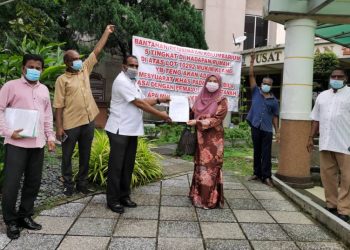 KHAIRUL Shah (tiga kiri) menyerahkan memorandum bantahan kepada Norfiza (tiga kanan) ketika mengadakan bantahan di pekarangan MPK, Klang, Selangor hari ini. -UTUSAN/NOR AZIHAN MD. GHAZALI