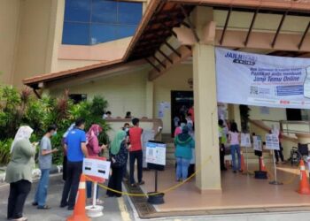 ORANG ramai beratur di hadapan pejabat KWSP untuk menyemak baki Akaun 1 selepas agensi itu mengumumkan syarat-syarat pengeluaran di Ayer Keroh, Melaka.-UTUSAN/ DIYANATUL ATIQAH ZAKARYA