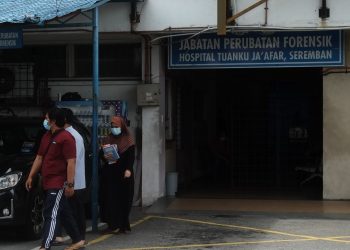 IBU bayi berkenaan, Zurriyati Ishak keluar dari Jabatan Perubatan Forensik, Hospital Tuanku Ja'afar (HTJ) selepas proses post mortem terhadap anaknya selesai dilakukan kira-kira pukul 1 petang tadi.-UTUSAN/BADRUL HAFIZAN MAT ISA