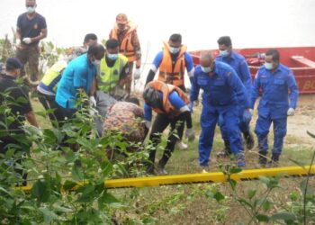 MAYAT mangsa, G. Sivaguru diusung anggota pasukan mencari dan penyelamat yang ditemui di Sungai Ketil, Baling hari ini.