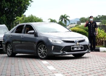 KERETA dinaiki Ahmad Faizal Azumu tiba di Istana Kinta untuk menghadap Sultan Perak, Sultan Nazrin Muizzuddin Shah di Ipoh hari ini. - UTUSAN/ZULFACHRI ZULKIFLI