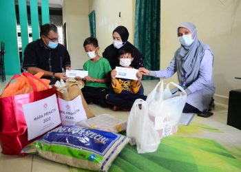 AMALURRAMZAN Ab. Manan (kiri) menyampaikan sumbangan kepada anak lelaki Allahyarham Mejar Mohd. Zahir Armaya di Kuantan, Pahang hari ini.