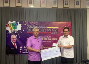 NOH (kiri) memberikan sumbangan kepada wakil PPD Kuala Selangor yang diwakili Mohd. Azwan Mohd. Nawawi selepas hadir ke majlis Pelancaran Gegar SPM 2020 hari ini.