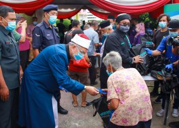 DR. Zulkifli Mohamad Al-Bakri menyampaikan sumbangan kepada golongan gelandangan semasa Program Santuni Gelandangan dan Mualaf serta Perasmian Kelas Bimbingan Yayasan Dakwah Islamiah Malaysia (Yadim) di Pusat Gelandangan Dapur Kausar, Seremban, hari ini. - UTUSAN/MUHAMMAD IZZAT TERMIZIE.