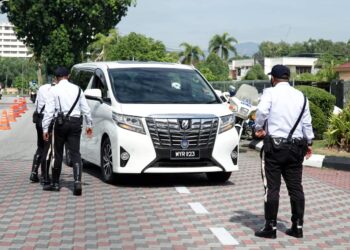 KENDERAAN dinaiki Nga Kor Ming tiba di Istana Kinta di Ipoh hari ini untuk menghadap Sultan Perak, Sultan Nazrin Muizzuddin Shah berikutan situasi politik di Perak. - UTUSAN/ZULFACHRI ZULKIFLI