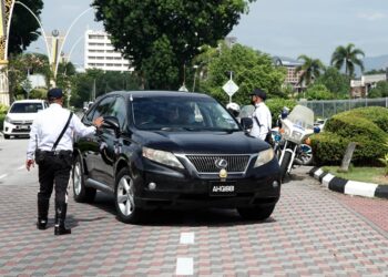 KENDERAAN dinaiki Saarani Mohamad tiba di Istana Kinta di Ipoh untuk menghadap Sultan Perak, Sultan Nazrin Muizzuddin Shah hari ini. - UTUSAN/ZULFACHRI ZULKIFLI