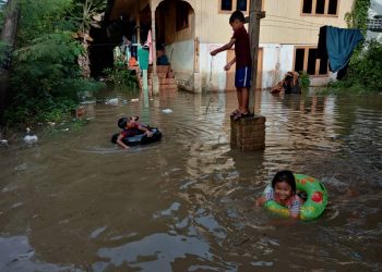 AIR Sungai Golok mula melimpah masuk ke kawasan Pekan Lama Rantau Panjang di sini hari ini.-UTUSAN/YATIMIN ABDULLAH