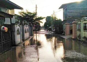 Paras air Sungai Golok yang kini melebihi paras bahaya mula melimpah dan membanjiri Pekan Lama Rantau Panjang, Kelantan.
Gambar YATIMIN ABDULLAH