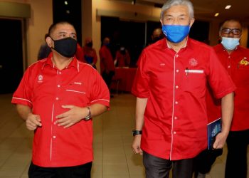 AHMAD Zahid ( kanan) tibà di Bangunan UMNO Perak untuk menghadiri mesyuarat UMNO Perak di Ipoh hari ini. -UTUSAN/ZULFACHRI ZULKIFLI