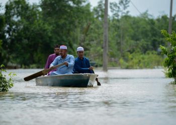 Beberapa penduduk Kampung Jenang di Marang menaiki perahu untuk menunaikan solat Jumaat di masjid kampung itu, semalam berikutan laluan yang masih ditenggelami banjir walaupun keadaan cuaca semakin baik.-UTUSAN/PUQTRA HAIRRY ROSLI