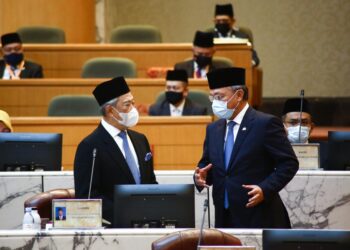 MUHYIDDIN Yassin berbual dengan Hasni Mohammad sebelum sidang DUN Johor yang berlangsung di Bangunan Sultan Ismail, Kota Iskandar.