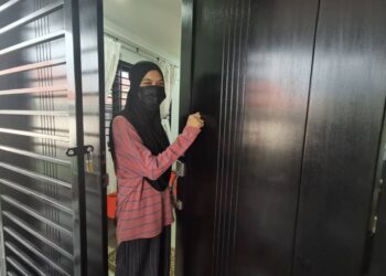 SEORANG penduduk bernama Aryana menunjukkan pintu utama rumahnya diketuk sebanyak dua kali di Pandamaran Jaya, Klang, Selangor baru-baru ini.