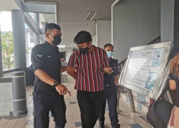 MUHAMAD Arif Aniq Mirza Kamaludin (tengah) diiringi anggota polis selepas dihadapkan ke Mahkamah Majistret di Ayer Keroh, Melaka. UTUSAN/ DIYANATUL ATIQAH ZAKARYA