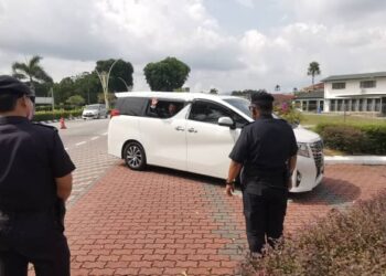 KENDERAAN dinaiki Pengerusi DAP Perak, Nga Kor Ming tiba di Istana Kinta bagi menghadap Sultan Perak di Ipoh hari ini. - UTUSAN/ASLIZA MUSA