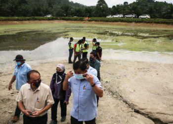 HEE Loy Sian(kanan) hadir ke lokasi kolam ternakan ikan punca pencemaran bau di Sungai Selangor sehingga mengakibatkan empat LRA dihenti tugas.-UTUSAN/ZULFADHLI ZAKI