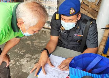 ANGGOTA KPDNHEP Selangor sedang menerangkan sesuatu kepada wakil syarikat yang menggunakan logo halal telah dibatalkan di sebuah premis yang diserbu di Bandar Pinggiran Subang, Selangor semalam.