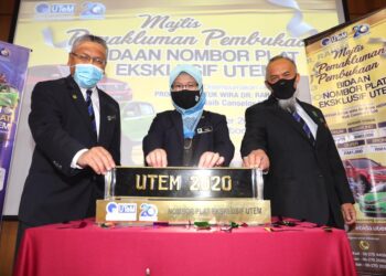 DR. Raha Abdul Rahim (tengah) diiringi Khairul Taib (kiri) bersama Pengarah Pusat Strategik Penjanaan Pendapatan UTeM, Prof Datuk Dr. Mohd. Jailani Mohd. Nor ketika merasmikan majlis pemakluman pembukaan bidaan nombor plat eksklusif UTeM di Dewan Auditorium Canselori UTeM di Durian Tunggal. UTUSAN/ RASUL AZLI SAMAD