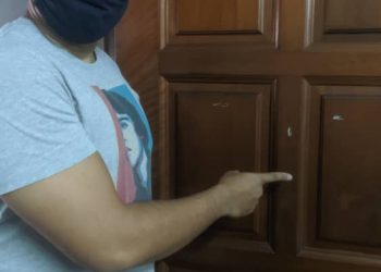 SALAH seorang mangsa menunjukkan pintu rumah yang seolah-olah digoncang dengan kuat dalam kejadian di Pandamaran Jaya, Pelabuhan Klang, Klang, Selangor.