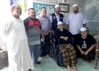 BOB Lokman (kanan sekali) bersama rakan ketika melawat tok guru Abd. Majid Abu Bakar (berkerusi roda) di Maahad Tarbiah Derang, Pokok Sena, Alor Setar hari ini.