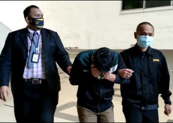 ZALIZI (tengah) dibawa pegawai SPRM ke Mahkamah Shah Alam, Selangor hari ini.