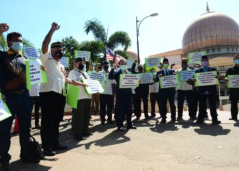 AHLI Persatuan Veteran Angkatan Tentera Malaysia (PVATM) dan Pertubuhan-pertubuhan Pembela Islam (Pembela) melakukan perhimpunan aman di luar Kompleks Mahkamah Kuantan di Indera Mahkota, Pahang semalam.-UTUSAN/Ajie Mustafa