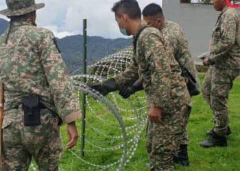 Pemasangan kawad besi dilakukan oleh anggota keselamatan di sebuah apartment dihuni warga asing di Genting Highlands.