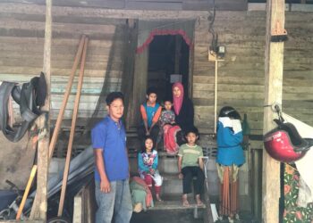 SHAMSUDDIN bersama keluarganya di rumah mereka di Kampung Terusan, Kota Bharu hari ini.-UTUSAN/ ROHANA MOHD NAWI