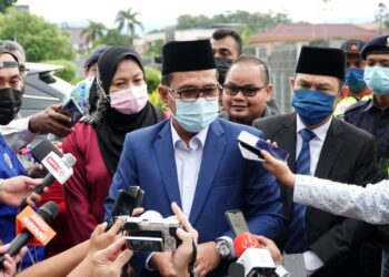 ZAINOL Fadzi ditemui pemberita di luar Istana Kinta di Ipoh hari ini. - UTUSAN/ZULFACHRI ZULKIFLI