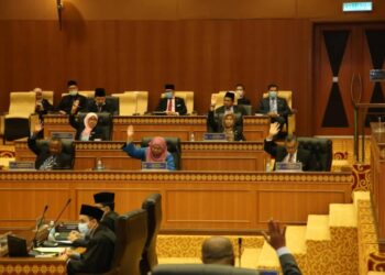 SEMUA 15 wakil rakyat kerajaan dan pembangkang mengangkat tangan menyokong penuh Belanjawan Perlis 2021 dalam sidang DUN Perlis di Kompleks DUN Perlis hari ini.