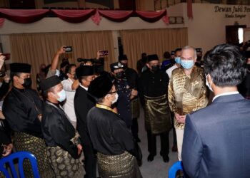 SULTAN Nazrin berkenan meluangkan masa bersama wartawan yang bertugas membuat lipuran istiadat angkat sumpah Menteri Besar Perak di Kuala Kangsar hari ini. - UTUSAN/ZULFACHRI ZULKIFLI