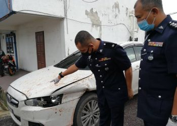 MOHD. Haki Hasbullah menunjukkan kereta Proton Inspira yang melanggar pagar sebuah rumah sebelum melakukan aksi berbahaya mengundur kenderaan bagi mengelak dicekup polis di Ibu pejabat Polis Daerah (IPD) Kemaman hari ini. - UTUSAN/NIK NUR IZZATUL HAZWANI NIK ADNAN