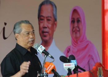 Perdana Menteri, Tan Sri Muhyiddin Yassin menyampaikan ucapan dalam Majlis Sambutan Deepavali 2020 Peringkat DUN Gambir, Muar.-UTUSAN/ RAJA JAAFAR ALI