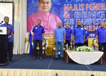 NIK Dir (kiri) dalam Majlis Penerangan & Bengkel Sub Manifesto PRU-15 Barisan Nasional (BN) Terengganu yang diadakan di Terengganu Equestrian Resort (TER), Kuala Terengganu semalam.