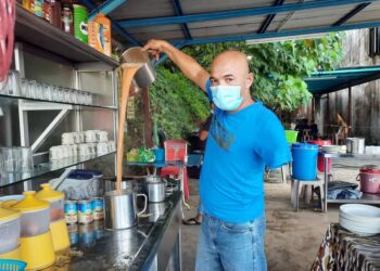 PEMILIK gerai Selera Sarapan Pagi, Mat Isa A. Rahman menyediakan teh tarik yang dipesan pelanggan di gerainya di Jalan Tunku Putra, Kulim hari ini.  