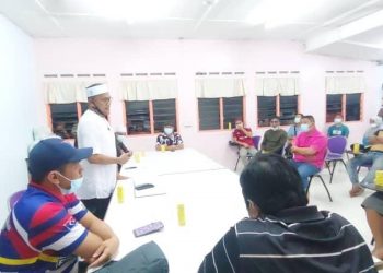 PANDAK (dua dari kiri) mengadakan pertemuan bersama wakil Orang Asli di Balai Raya Kampung Orang Asli Simpang Arang, Gelang Patah, Johor.-GAMBAR: JPKD Kota Iskandar