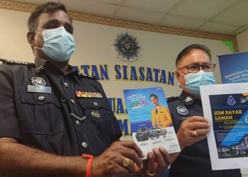 HASAN Basri Yahya (kanan) menunjukkan poster kempen Jom Bayar Saman yang turut menawarkan hadiah Proton X70 ketika sidang akhbar di IPK Melaka, Bukit Beruang, Melaka. UTUSAN/ DIYANATUL ATIQAH ZAKARYA