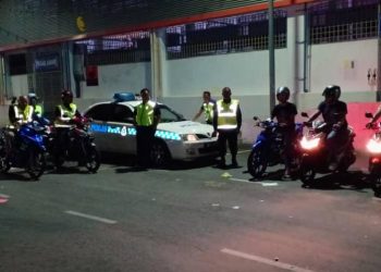 RONDAAN malam yang dijalankan penduduk dengan kerjasama polis ekoran kejadian ketukan misteri di Kampung Melayu Majidee, Johor Bahru.