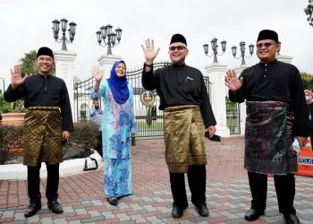 ADUN Pas, Razman Zakaria (dua dari kanan) dan Mohd. Akmal Kamaruddin (kanan) serta ADUN Bersatu, Nolee Ashilin Mohammed Radzi (dua dari kiri) dan Abdul Yunus Jamahri (kiri) selepas istiadat angkat sumpah jawatan exco di Istana Kinta di Ipoh hari ini. - UTUSAN/ZULFACHRI ZULKIFLI