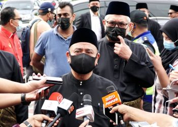 SAARANI Mohamad ditemui pemberita selepas istiadat angkat sumpah jawatan exco lima ADUN di Istana Kinta di Ipoh hari ini. - UTUSAN/ZULFACHRI ZULKIFLI